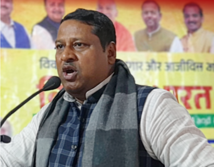 भाजपा के पूर्व सांसद राम शंकर कठेरिया का कांग्रेस और सपा पर हमला, परिवारवाद और ‘गांधी’ उपनाम को लेकर घेरा.